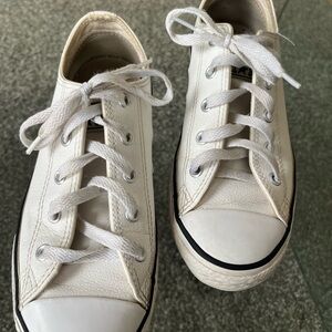 Converse Allstar Kids/Youth low top  White Leather Sneakers Sz 3 Chuck Taylor